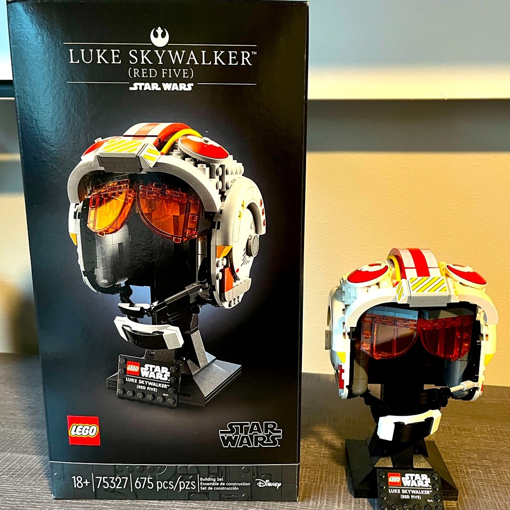 LEGO Star Wars Luke Skywalker (Red Five) Helmet Building Set (675 pieces)